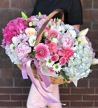 Цветочная композиция из Розы, Хризантемы, Пионы и Лизиантусы в корзине в Новом-Осколе