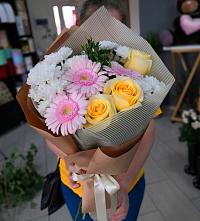 Букет цветов из:  Герберы, Розы и Хризантемы в Новом-Осколе