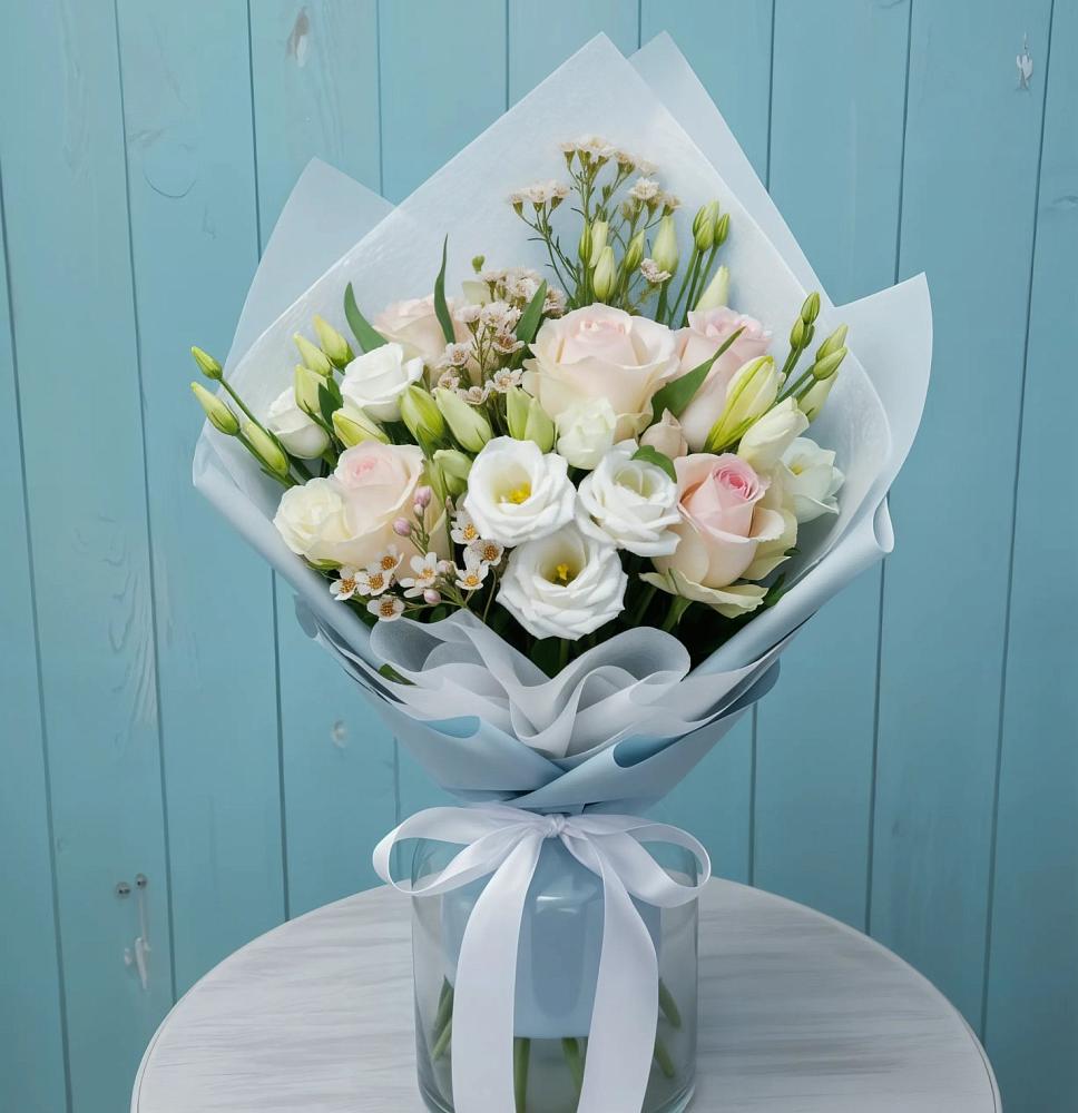 Букет цветов из: Розы и Лизиантусы в Новом-Осколе