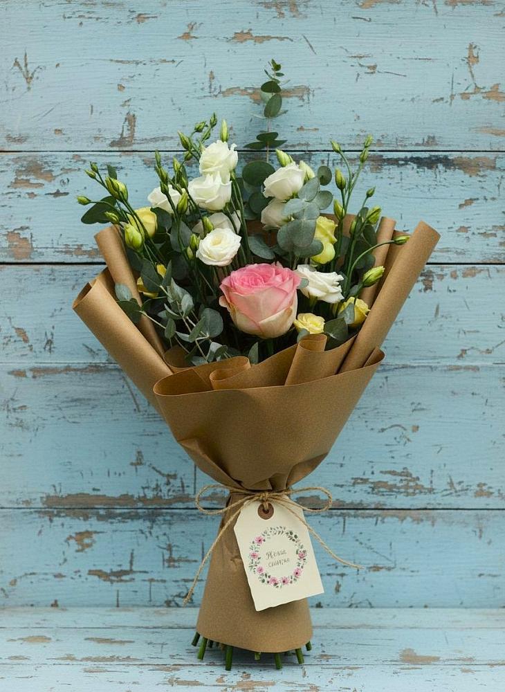 Букет цветов из: Розы и Лизиантусы в Новом-Осколе