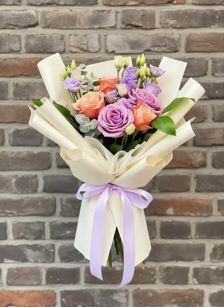 Букет цветов из: Лизиантусы и Розы в Новом-Осколе