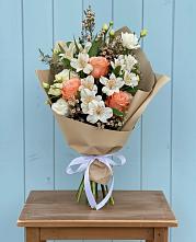 Букет цветов из:  Альстромерии, Лизиантусы, Розы и Хризантемы в Новом-Осколе