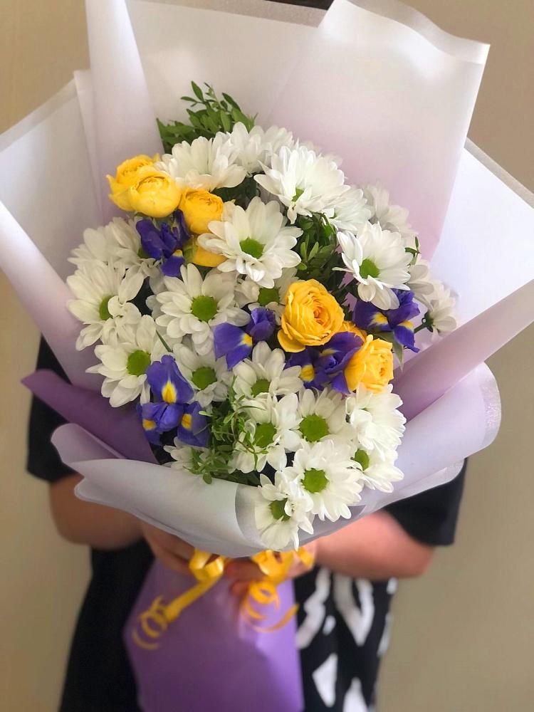 Букет цветов из: Ирисы, Хризантемы и Розы в Новом-Осколе