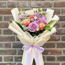 Букет цветов из:  Лизиантусы и Розы в Новом-Осколе