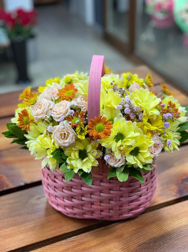 Цветочная композиция из Хризантемы и Розы в корзине в Новом-Осколе