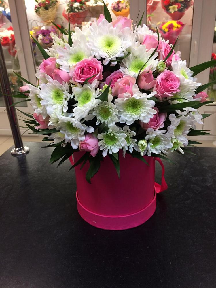 Цветочная композиция из Розы и Хризантемы в шляпной коробке в Новом-Осколе