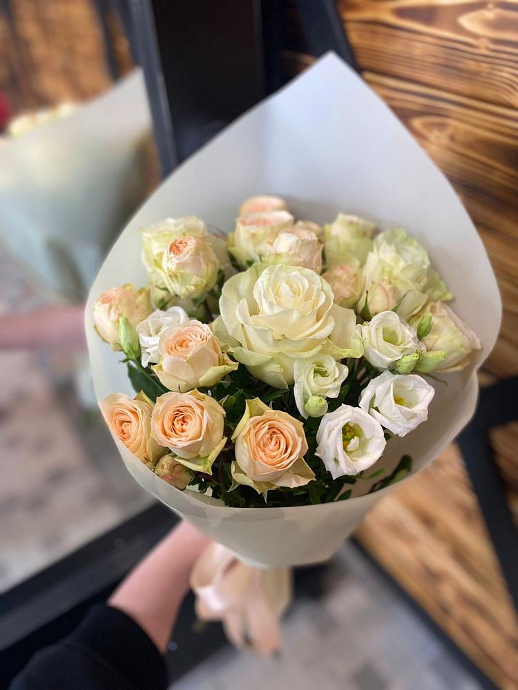 Букет цветов из: Розы и Лизиантусы в Новом-Осколе