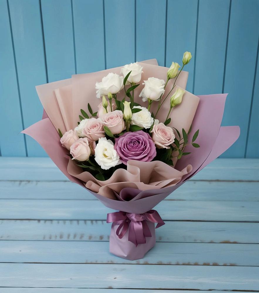 Букет цветов из: Розы и Лизиантусы в Новом-Осколе